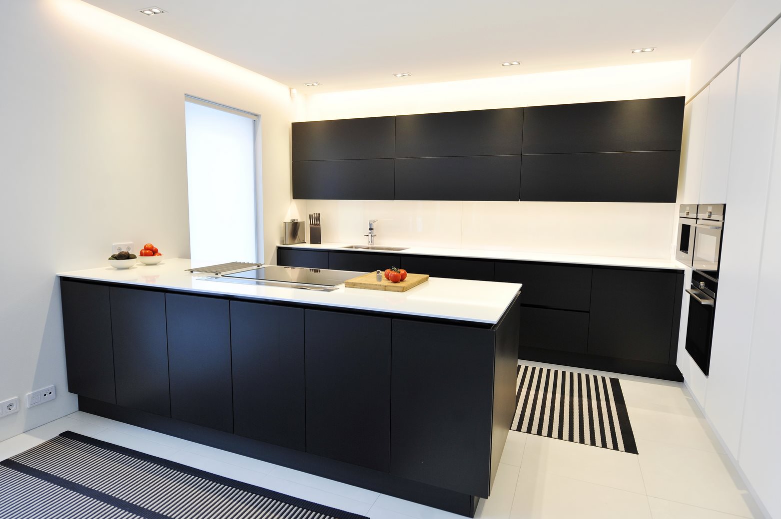 Mustavalkoinen moderni keittiö